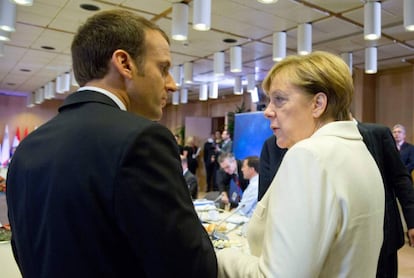 Emmanuel Macron pasa el da de su aniversario en Bruselas. En la foto con Angela Merkel.