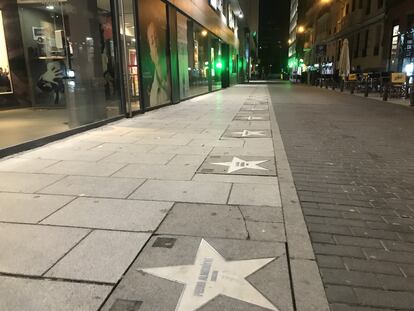 Estrellas del paseo de la fama, en Martín de los Heros, calle de referencia de los cinéfilos en Madrid.