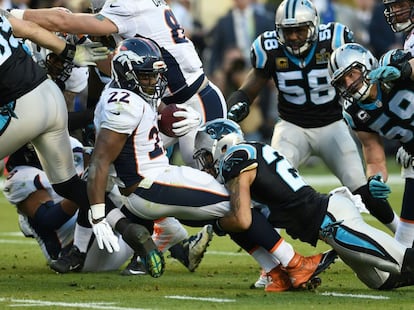 C. J. Anderson de los Broncos de Denver es tacleado.