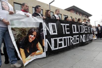 Una concentración en Boadilla del Monte protesta la desaparición de una vecina de la localidad.