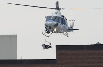 Un helicóptereo evacúa a una supuesta víctima desde el tejado del edificio.