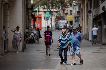 Varios vecinos pasean por la calle Major de Sarrià.