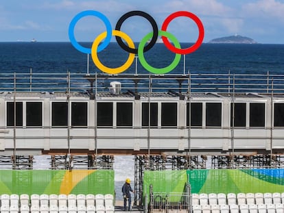 Un treballador a la pista de vòlei platja a Copacabana, Rio.