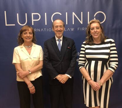 De izquierda a derecha, Marina Paradela, directora de Energía y Recursos Naturales; Lupicinio Rodríguez, presidente ejecutivo y Ana M. Camacho, directora del Área Internacional.