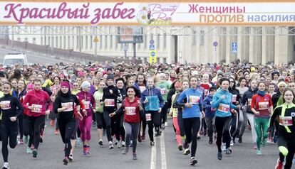 Una multitud de mujeres participa en la 'carrera de la belleza' celebrada con motivo del Día Internacional de la Mujer en Minsk (Bielorrusia).