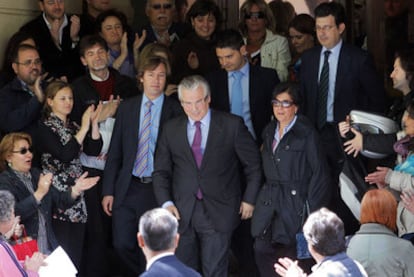 Garzón y su esposa, rodeados de jueces y funcionarios, el día que abandonó la Audiencia.