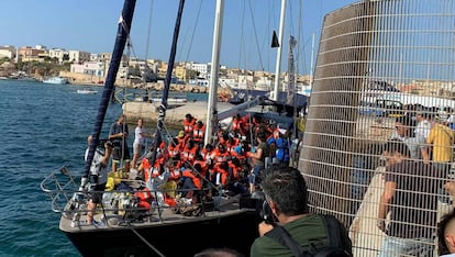 Llegada del velero 'Alex' a Lampedusa, el pasado sábado.