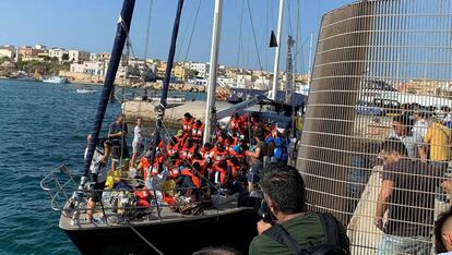 Llegada del velero 'Alex' a Lampedusa, el pasado sábado.