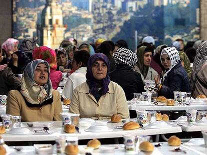 Mujeres turcas esperan a la caída de la tarde para romper el ayuno del Ramadán, ayer en Estambul.