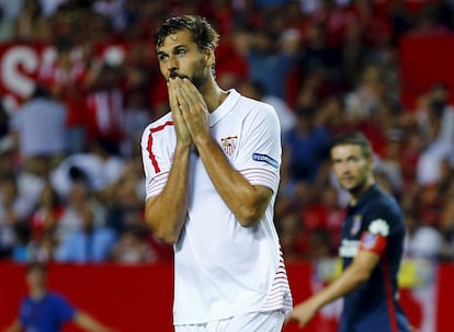 Fernando Llorente se lamenta de una oportunidad perdida en el encuentro de la segunda jornada de liga entre el Sevilla y el Atlético de Madrid. El partido suponía el debút del delantero riojano en el conjunto hispalense. Llorente ha llegado a Nervión a coste cero en los últimos días de mercado, procedente de la Juventus de Turín.