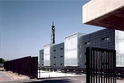 Edificio de oficinas de Sogecable, en Tres Cantos, proyectado por César Ruiz Larrea y Antonio Gómez.