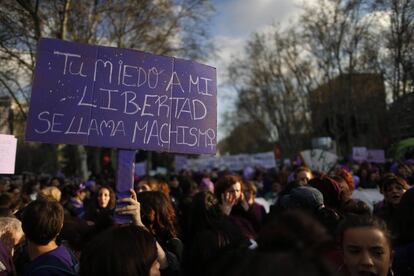 "Tu miedo a mi libertad se llama machismo", una de las numerosas consignas de los carteles que se han visto este 8M en la manifestación de Madrid.