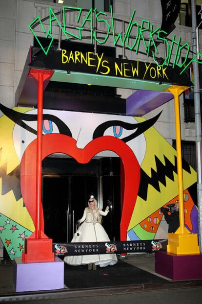 Lady Gaga inaugura su taller navideño en el centro comercial Barney's, de Madison Avenue, en Nueva York, el 21 de noviembre de 2011
