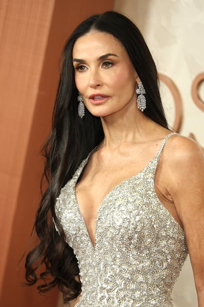 Demi Moore no se complicó y llevó el pelo suelto con raya al medio. Sus joyas son de Chopard.