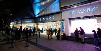 Clientes esperan a las afueras de una tienda de Primark.