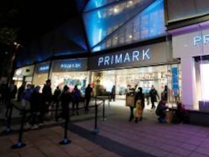 Clientes esperan a las afueras de una tienda de Primark.