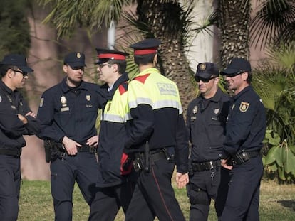 Agentes de la Policía Nacional y Mossos d'Esquadra, en enero de 2018 frente al Parlament.