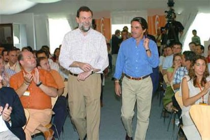 El líder del PP, Mariano Rajoy, y José María Aznar, antes de clausurar los cursos de verano de FAES.