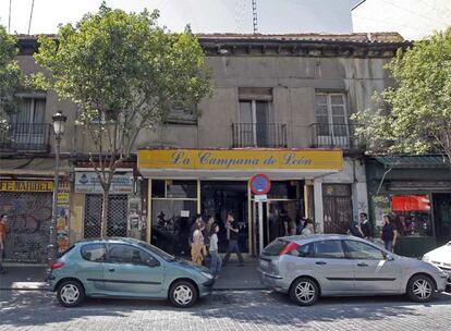 Fachada de los números 8 y 10 de la calle de Valencia que el Ayuntamiento va a desalojar porque el edificio está en "ruina física inminente".