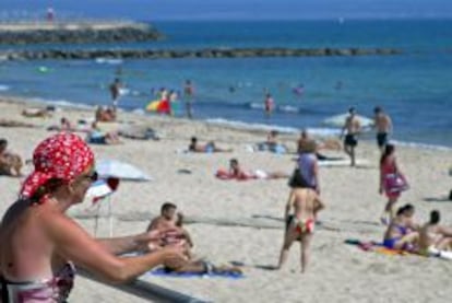 Un grupo de turistas disfruta de una de las playas mallorquinas. 