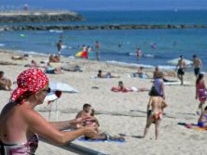 Un grupo de turistas disfruta de una de las playas mallorquinas. 