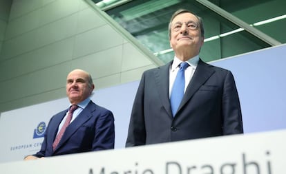 El ahora expresidente del Banco Central Europeo, Mario Draghi, y el vicepresidente, Luis de Guindos, atienden una rueda de prensa en la ciudad alemana de Fráncfort.