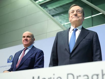 El ahora expresidente del Banco Central Europeo, Mario Draghi, y el vicepresidente, Luis de Guindos, atienden una rueda de prensa en la ciudad alemana de Fráncfort.