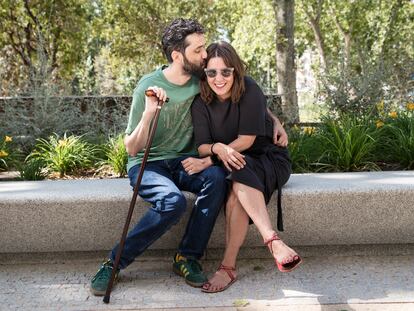 Toni (enfermo de EM) y Cristina, fotografiados en la plaza de España de Madrid, el 30 de julio.