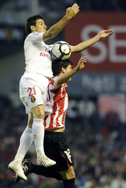 Aduriz salta por encima de San José.