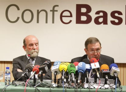 José Guillermo Zubía y Miguel Lazpiur, ayer en la rueda de prensa ofrecida tras la reunión del Consejo General de  Confebask.