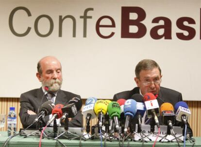 José Guillermo Zubía y Miguel Lazpiur, ayer en la rueda de prensa ofrecida tras la reunión del Consejo General de Confebask.