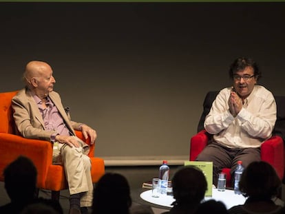 Jorge Edwards (esquerda) e Javier Cercas no Festival Puerto de Ideas em Valparaíso (Chile).