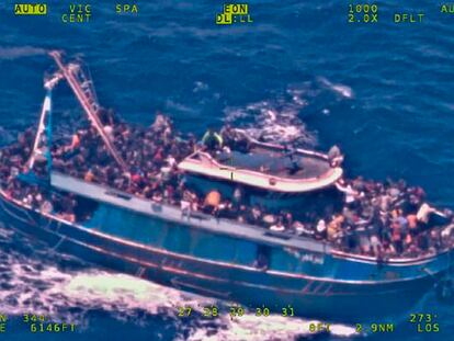 Imagen aérea del pesquero 'Adriana' tomada por un avión de Frontex el 13 de junio de 2023 en aguas griegas.