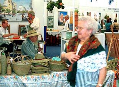 Visitantes y expositores de la Feria de los Pueblos de Málaga.