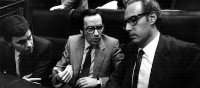 Felipe González (expresidente del gobierno) , Alfonso Guerra (exvicepresidente) y el exministro de economía Miguel Boyer, durante el debate en el Congreso sobre la expropiación de Rumasa, en 1983.
