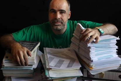 Manuel Jiménez con el temario de sus oposiciones.