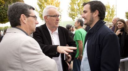 Desde la izquierda, José Luis Centella, Cayo Lara y Alberto Garzón en la asamblea de IU en Rivas a finales de noviembre de 2014.