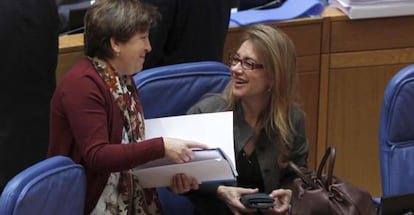 La conselleira de Sanidade, Pilar Farjas (de pie) con la de Facenda, Marta F. Currás, ayer en el Parlamento.