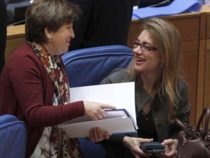 La conselleira de Sanidade, Pilar Farjas (de pie) con la de Facenda, Marta F. Curr&aacute;s, ayer en el Parlamento.