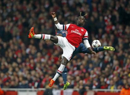 Bacary Sagna y David Alaba durante el partido de Champions.