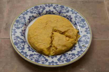La característica tortilla de Betanzos, en la versión que realiza la Taberna Pedraza en Madrid.