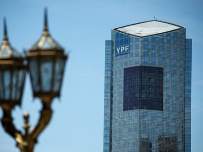 La Torre YPF en Buenos Aires, el 20 de noviembre.