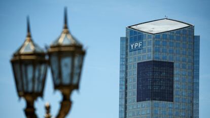 La Torre YPF en Buenos Aires, el 20 de noviembre.