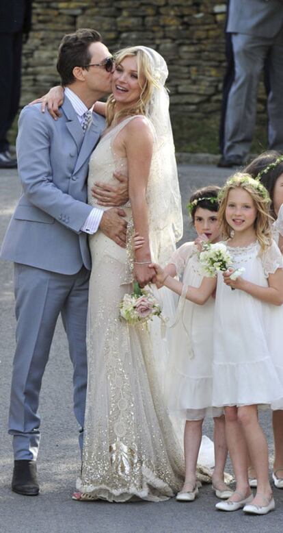 Jamie Hince y Kate Moss el día de su boda.