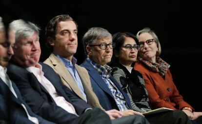 Bill Gates, en el centro, durante la junta de accionistas de Microsoft, ayer en Bellevue, Washington.