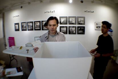 Andrés Alfaro Hofmann durante los preparativos de la exposición <i>L&#39;Altre Alfaro</i>, ayer en el Octubre Centre.