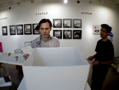 Andrés Alfaro Hofmann durante los preparativos de la exposición <i>L'Altre Alfaro</i>, ayer en el Octubre Centre.