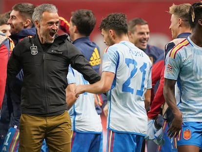 Luis Enrique celebra con sus jugadores la victoria lograda ante Portugal y el pase a la final a cuatro de la Liga de las Naciones.