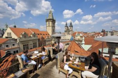 Vistas a Staromestske Namesti, la plaza de la ciudad vieja, en Praga, desde la terraza del hotel U Prince.