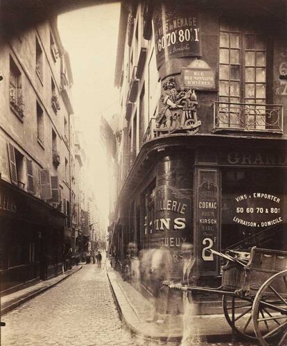 <i>Rótulo Au Remouleur [afilador], en la esquina de la Rue des Nonnains-d'Hyères y de la Rue de l?Hôtel-de-Ville, distrito 4º,</i> julio de 1899. Musée Carnavalet, París © Eugène Atget / Musée Carnavalet / Roger-Viollet.